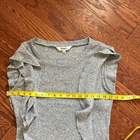 BB Dakota by SM cap sleeve blouse knitted grey. Ruffle details. Size small. Cute - Picture 7 of 7